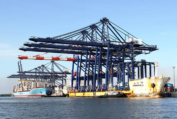 New cranes arrive at Lazaro Cardenas, Mexico